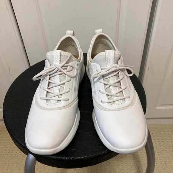 New without Box Geox Women's White Sneaker Leather Size: 7 - Picture 2 of 8